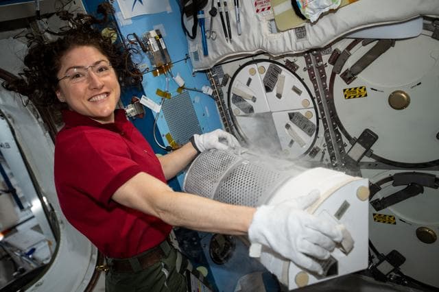NASA image: iss060e035160