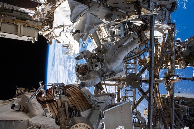 NASA image: iss061e040844