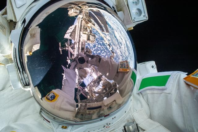 NASA image: iss061e040912
