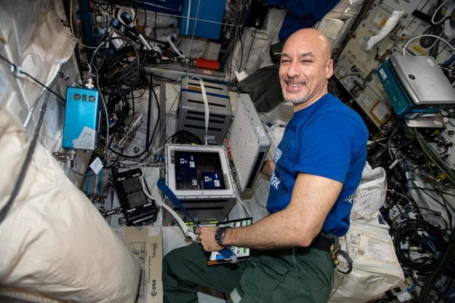 NASA image: Parmitano conducts Rotifer-B1 Experiment OPS