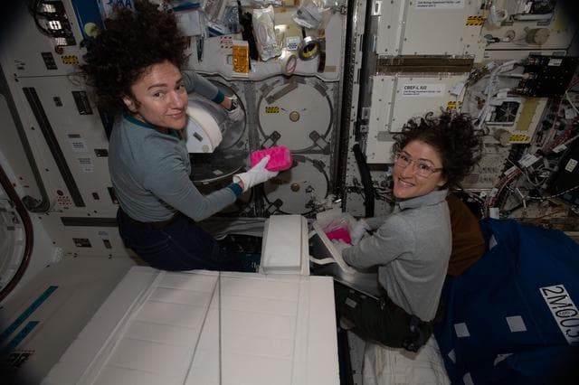 NASA image: iss061e120287