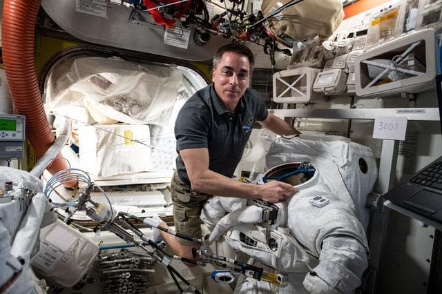 iss063e113009