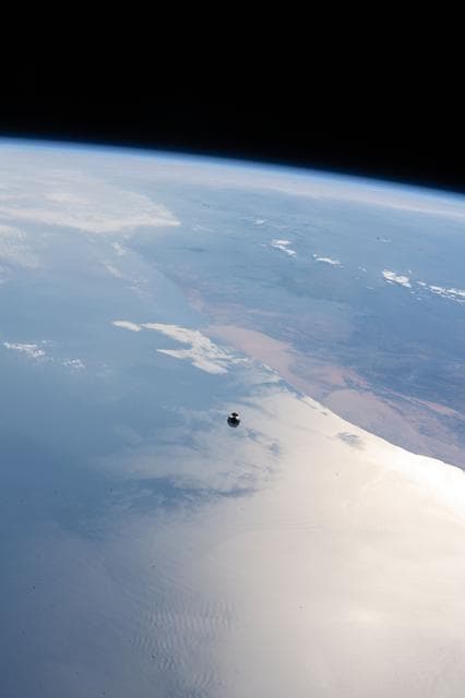 NASA image: SpX-22 approach