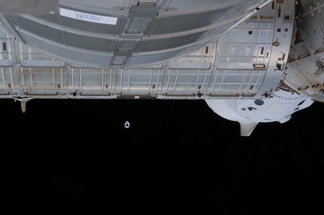 NASA image: SpX-22 approach