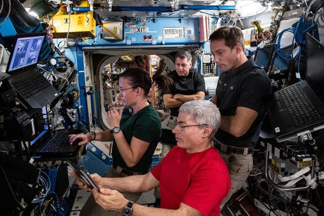 iss065e095944