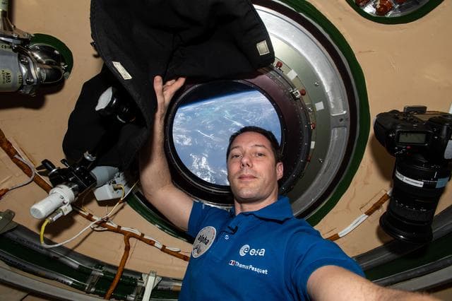 iss065e299370
