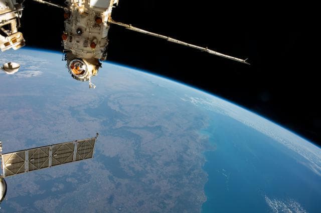 NASA image: iss065e383042