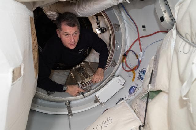 NASA image: iss065e389568