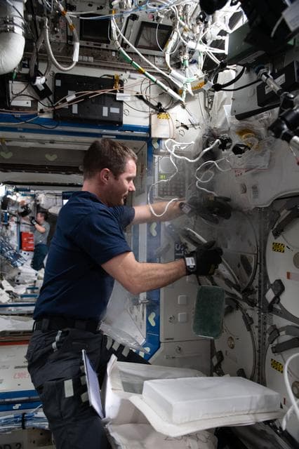 NASA image: iss065e431756