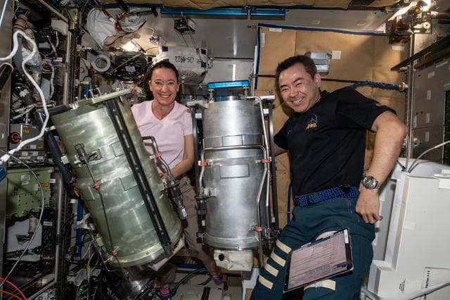 NASA image: OGA Hydrogen ORU R&R - NOD3A5 Part 5