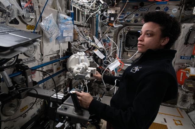 NASA image: iss067e369288