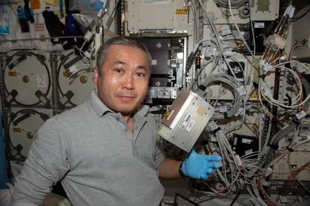 NASA image: Liquid Behavior Box B Installation to CBEF-L in the JEM