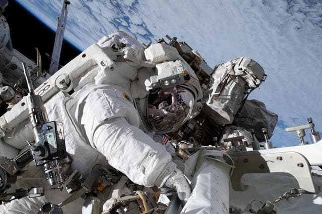 NASA image: iss068e041215