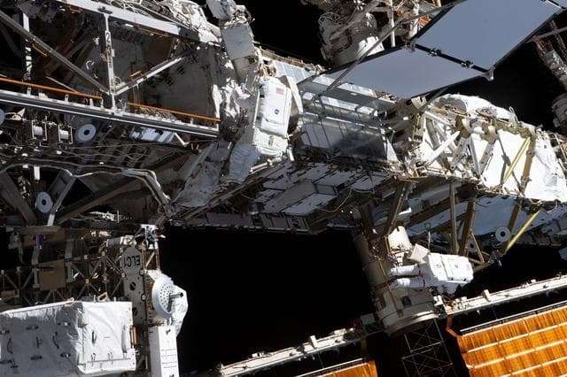 NASA image: iss070e015405