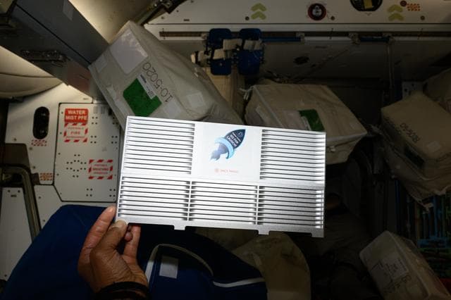 NASA image: iss071e040346