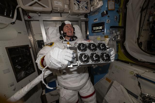 NASA image: iss071e143783