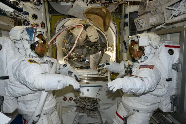 iss071e208018