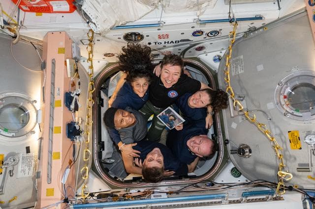 NASA image: iss071e321342