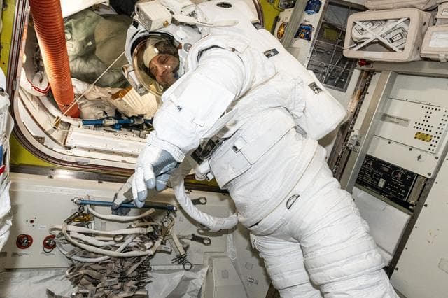 NASA image: iss071e414639