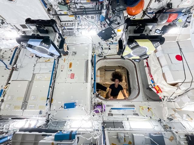 NASA image: iss071e464315