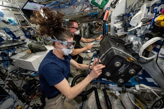 NASA image: iss071e580478
