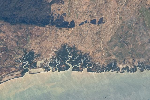 NASA image: iss071e673801