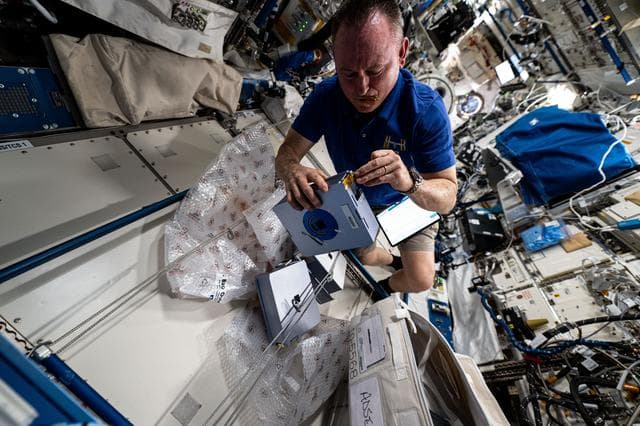 NASA image: iss072e217998