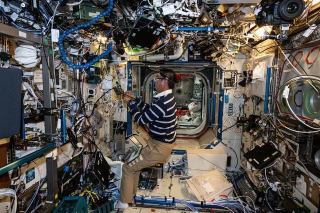 NASA image: JAXA astronaut Kimiya Yui works on the Cold Atom Lab