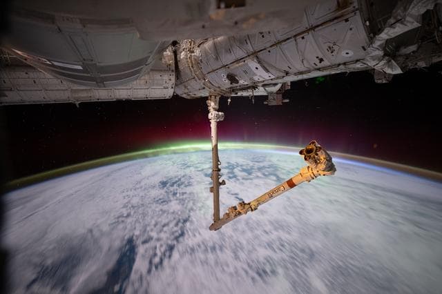 NASA image: The aurora australis crowns Earth’s atmosphere above the Indian Ocean