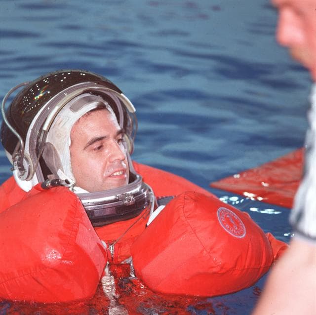 NASA image: STS-106 crew water survival training