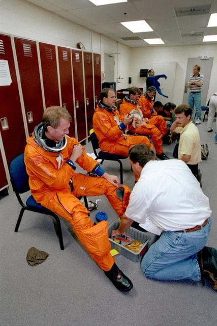 NASA image: STS-97 crew trains in CCT II, building 9