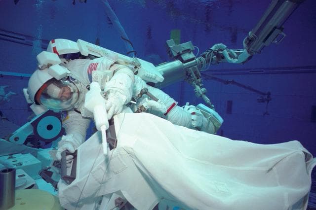 NASA image: STS-97 (4A) EVA training in NBL pool