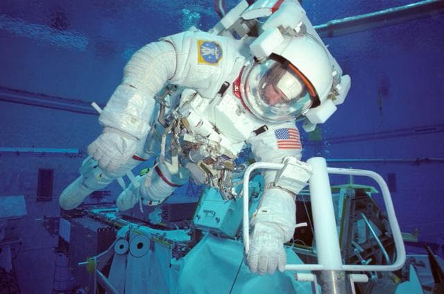 NASA image: STS-97 (4A) EVA training in NBL pool
