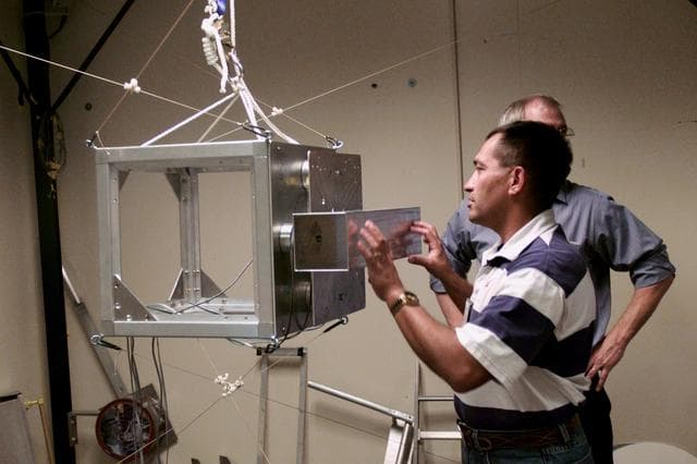 NASA image: STS-97 training in VR lab in Bldg 9C