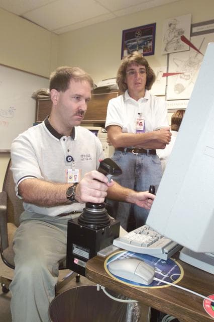 NASA image: STS-109 Crew Training  in VR Lab, Building 9