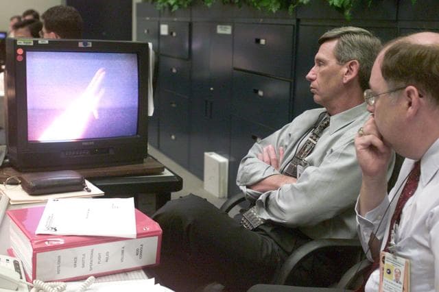 STS-105 Coveage in the MCC