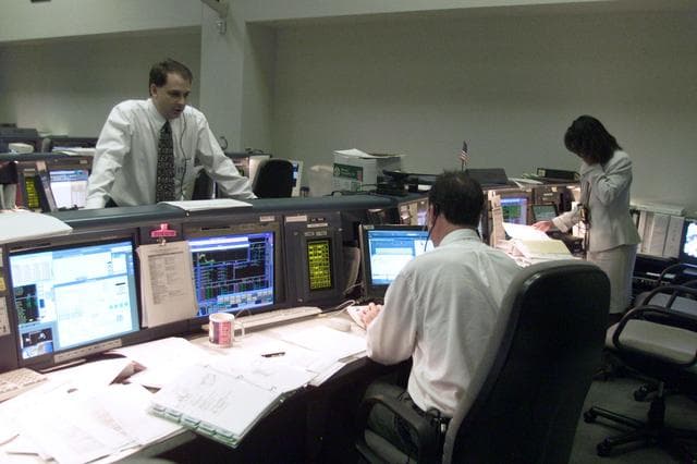 NASA image: STS-105 coverage of Mission Control Center employees in the WFCR & BFCR