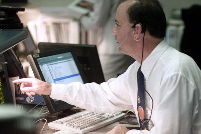 NASA image: STS-105 coverage of Mission Control Center employees in the WFCR & BFCR