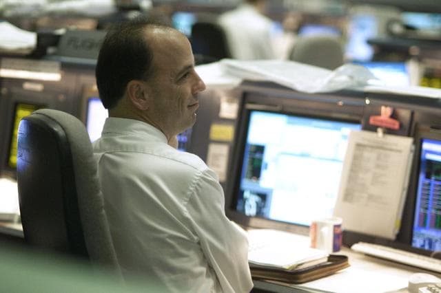 NASA image: STS-105 coverage of Mission Control Center employees in the WFCR & BFCR