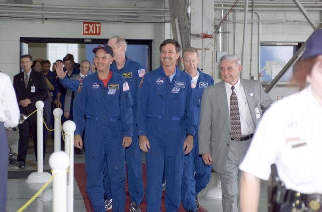NASA image: STS-105 Expedition 2 Return