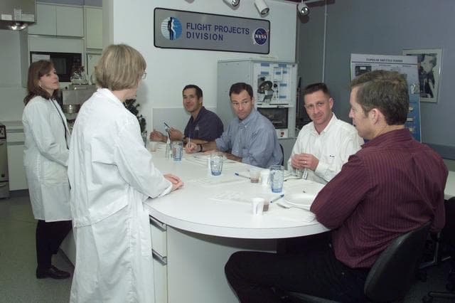 NASA image: STS-113 crew food tasting at bldg 17 food lab
