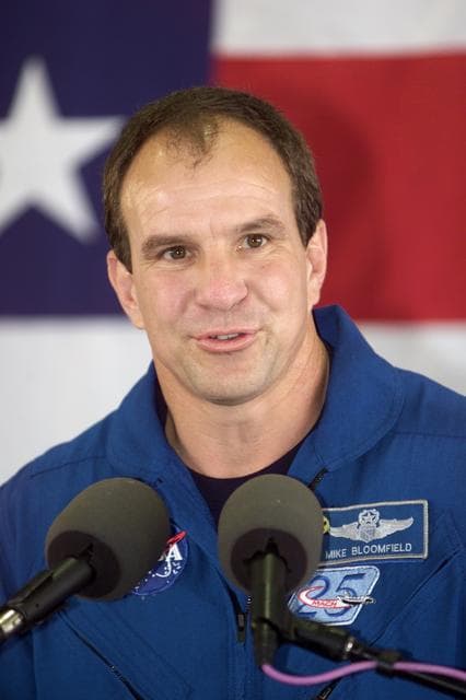 NASA image: STS-110 Crew Return at Ellington Field, Hangar 990