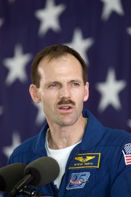 NASA image: STS-110 Crew Return at Ellington Field, Building 990
