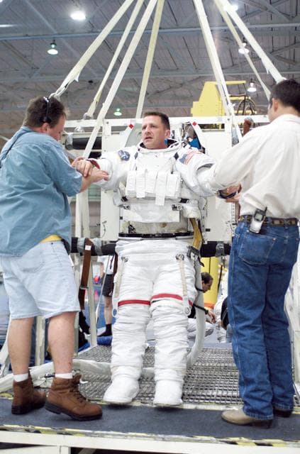 NASA image: Preflight Documentation of STS-113, EVA Training, SCTF, NBL with Gus Loria