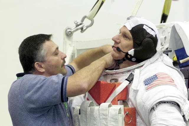 NASA image: Photographic coverage of STS-112 Preflight Training, Sonny Carter Training Facility, NBL.