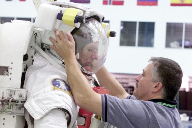 NASA image: Photographic coverage of STS-112 Preflight Training, Sonny Carter Training Facility, NBL.