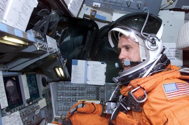 NASA image: STS-116 Preflight Training, Motion Base Simulator, Bldg. 5.