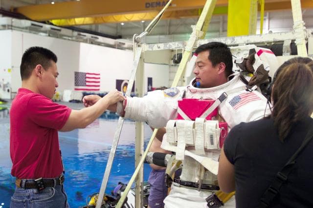 NASA image: Expedition 10 Preflight NBL Training