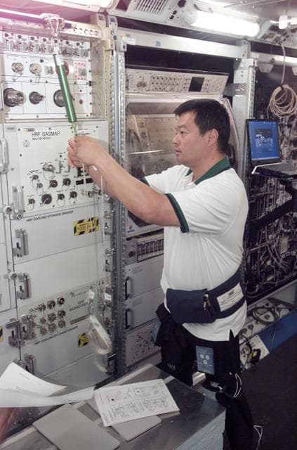 NASA image: Expedition 10 Preflight Training, Foot Nominal Operations