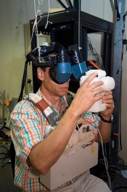 NASA image: STS-116 Preflight Training, VR Lab